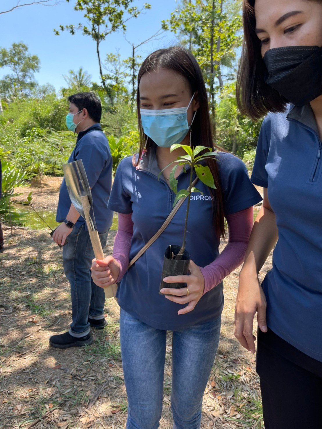 ร่วมปลูกต้นไม้ เนื่องในโอกาสวันคุ้มครองโลกและวันต้นไม้ประจำปีแห่งชาติ