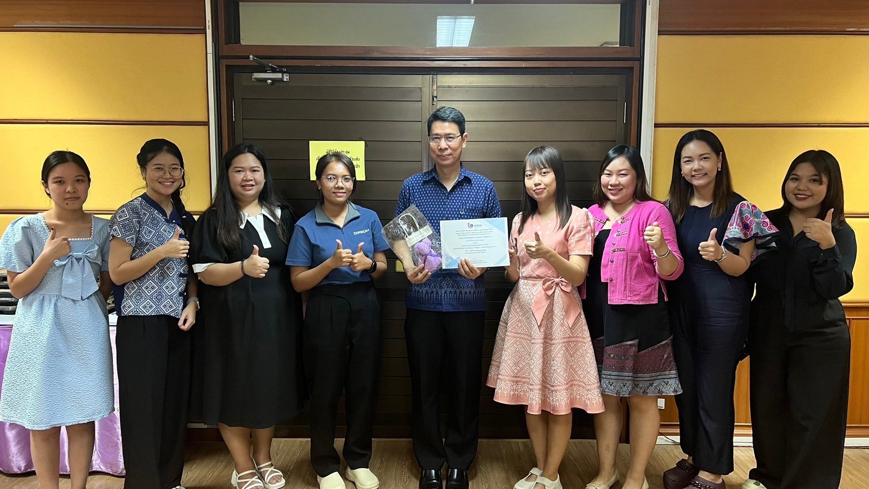 ผอ.ศส.กสอ. มอบเกียรติบัตรยกย่องเชิดชูบุคลากร คนดี ศรี ศส.กสอ. และ กลุ่มงานส่งเสริมคุณธรรม ศส.กสอ.