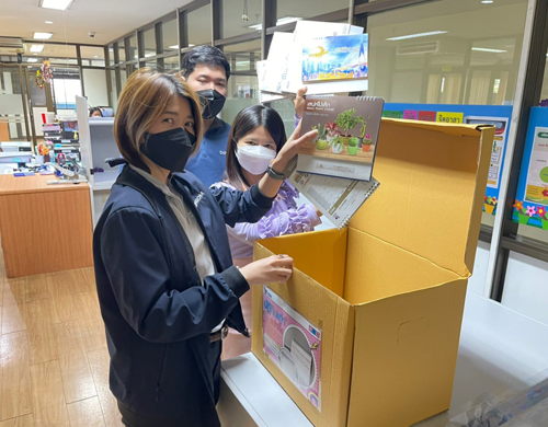 เจ้าหน้าที่ ศส.กสอ ร่วมบริจาคปฏิทินตั้งโต๊ะปีเก่า โดยจะรวบรวมให้กับมูลนิธิช่วยคนตาบอดแห่งประเทศไทยในพระราชินูปถัมภ์